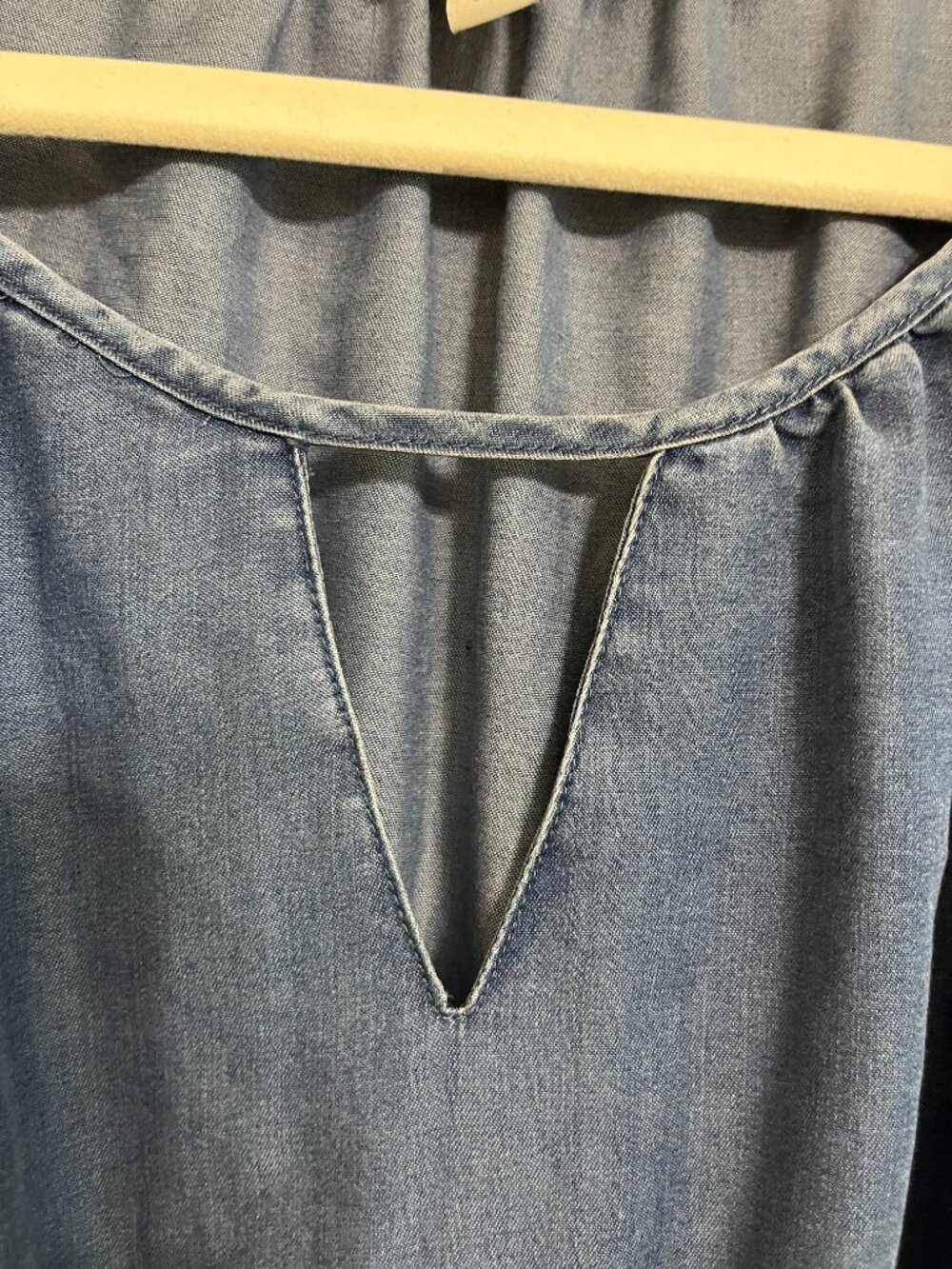 Frye & Co Chambray Blue Dress NWT Smocked Waist Keyhole Flutter Sleeve Large - Picture 5 of 10